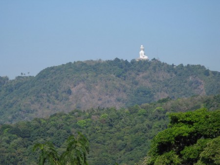 Buddhafigur auf dem Berg