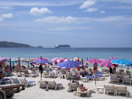 Kreuzfahrtschiff vor Patong