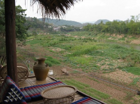 Blick von der "Utopia"-Terrasse auf den Nam Khan. Im August 2008 war der Fluss so hoch, dass er diese Terrasse abriss.