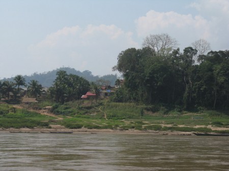 Dorf über dem Fluss