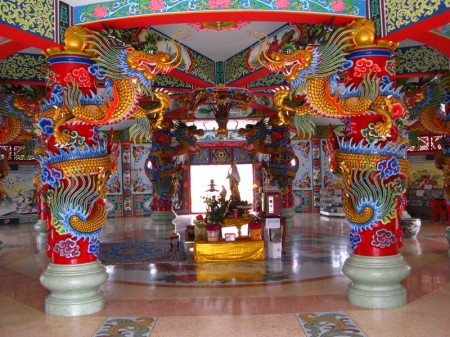 Blick in die chinesische Pagode, in der es vollkommen anders aussieht als in den thailändischen Tempel