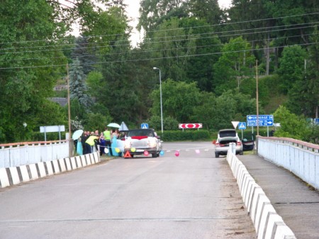 Hochzeitsspielchen auf der Brücke