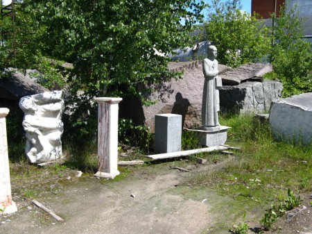 einst kommunistische Größen, heute Heiligenfiguren; Granit hält vieles aus